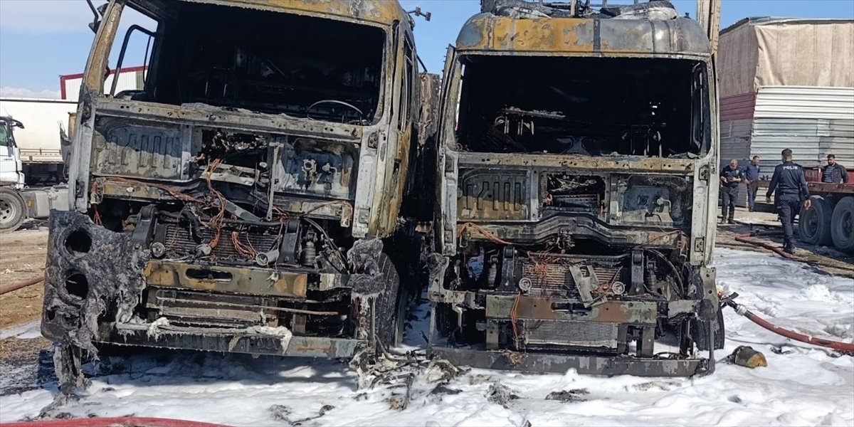 Mersin'de park halindeki 2 tırda çıkan yangın söndürüldü