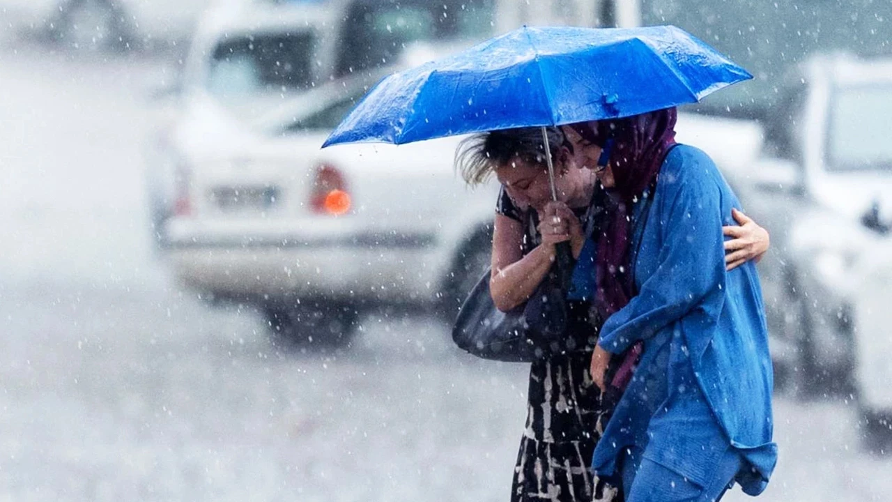 Meteorolojiden Il Il Cok Kuvvetli Saganak Yagis Uyarisi Semsiyesiz Sakin Disari Cikmayin 46Aq-3