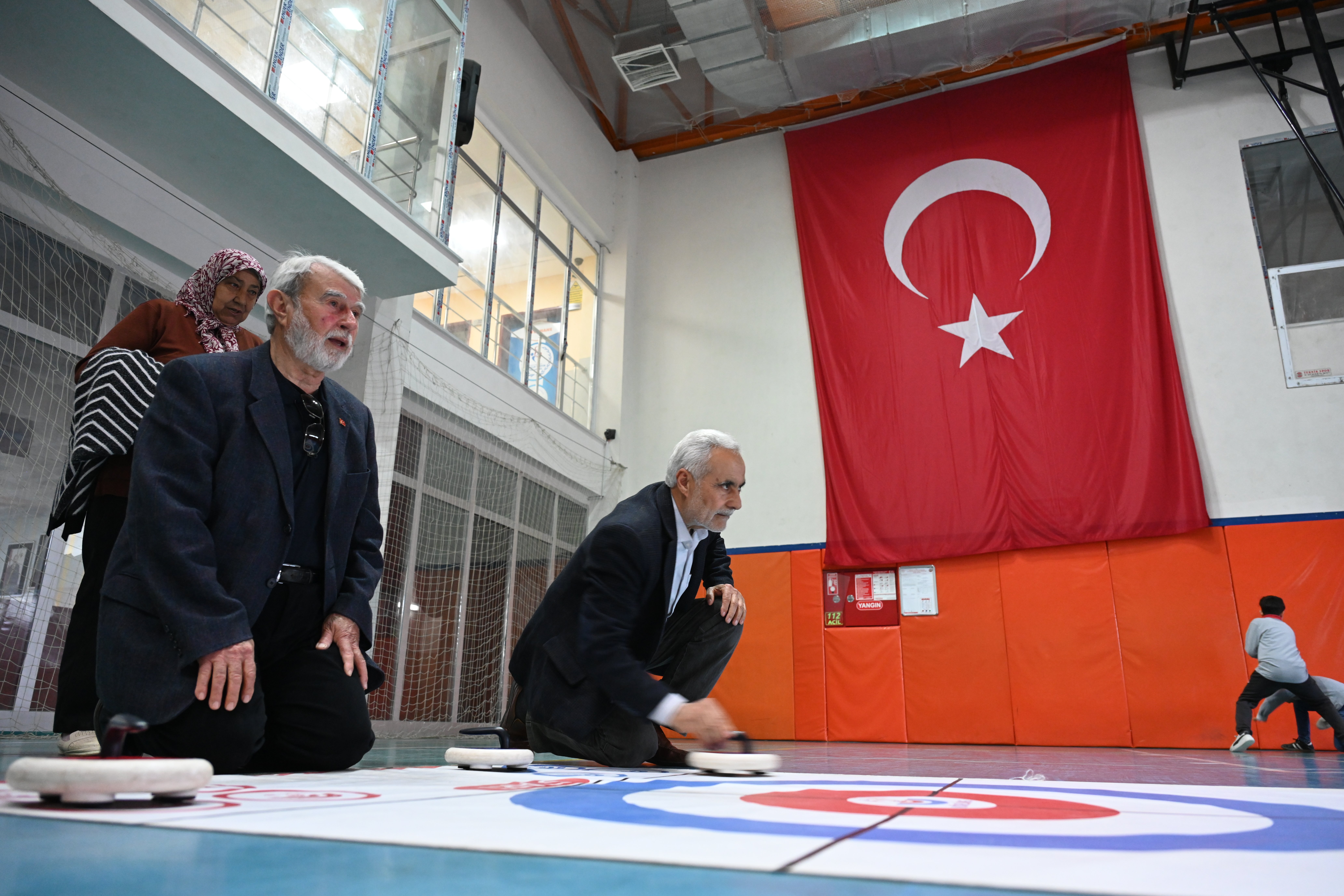Osmaniye'de dede ve nineler spor müsabakalarında torunlarıyla yarıştı