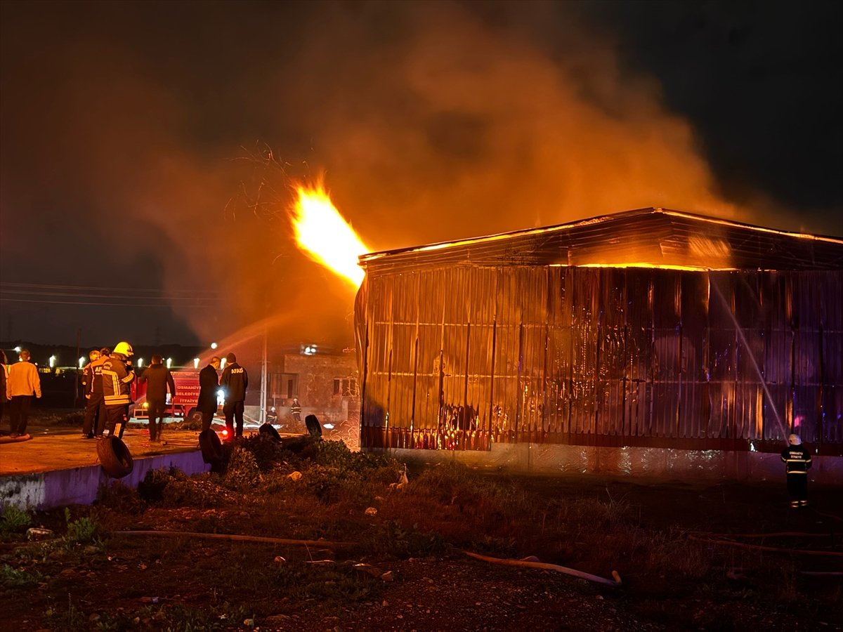 Osmaniye'de kağıt fabrikasında çıkan yangına müdahale ediliyor
