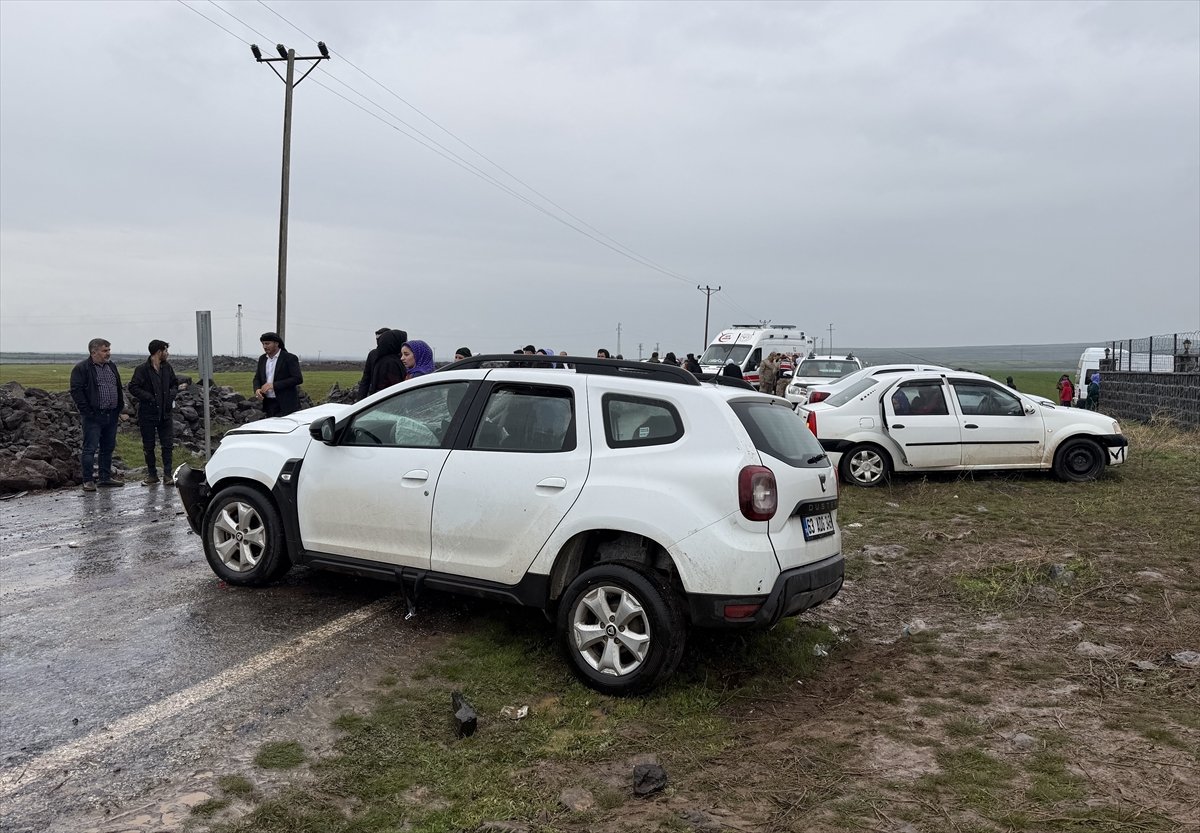 Şanlıurfa'da iki otomobilin çarpıştığı kazada 8 kişi yaralandı