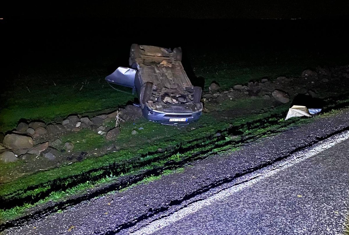 Şanlıurfa'da şarampole devrilen otomobildeki 5 kişi yaralandı