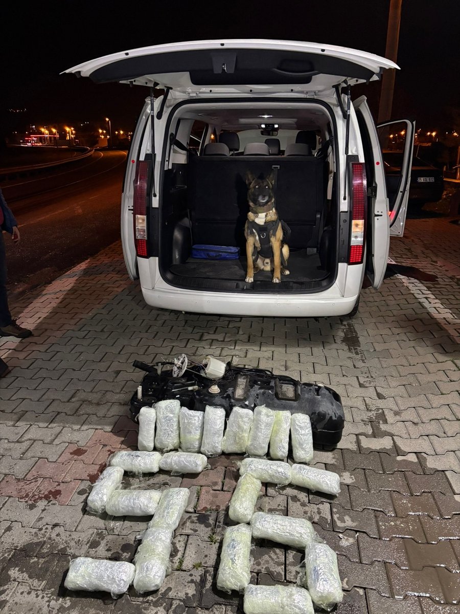 Siirt'te aracın yakıt deposuna gizlenmiş 9 kilo 700 gram esrar ele geçirildi