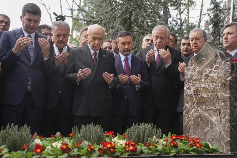 Bahçeli’den Kurucu Lidere Vefa: Alparslan Türkeş Kabri Başında Anıldı