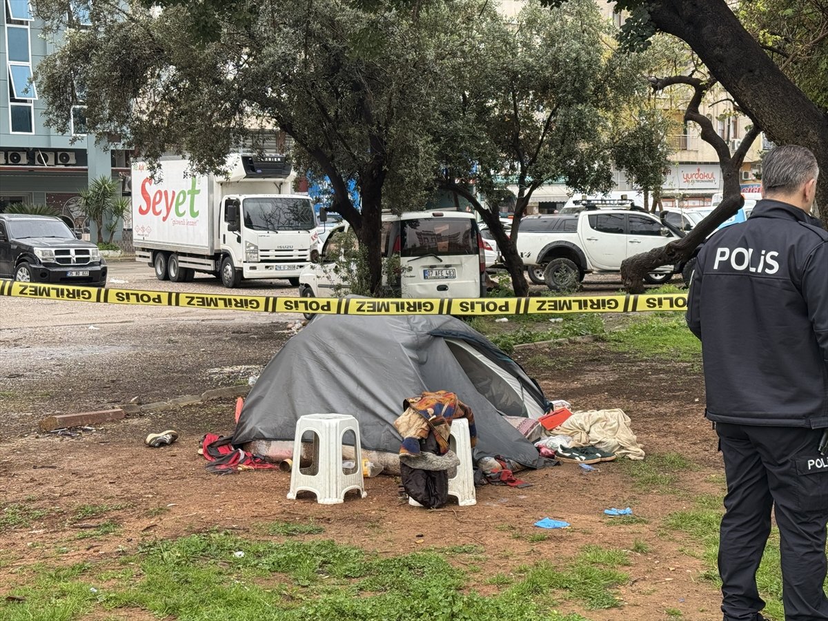 Antalya'da parkta çadırda yaşayan kişi ölü bulundu