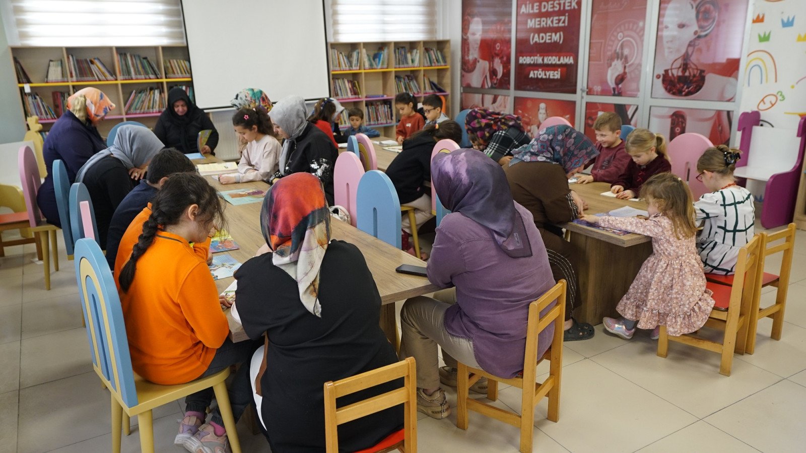 Anneler ve Çocuklar Kitap Okuma Etkinliğinde Bir Araya Geldi