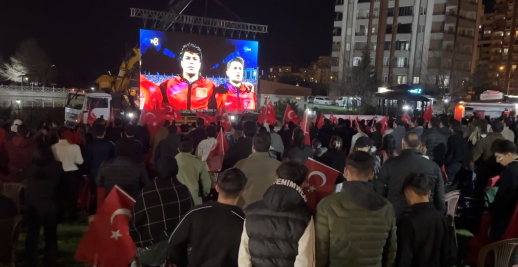 Kahramanmaraş'ta Milli Maç Heyecanı Sokaklara Taştı! Kent Kırmızı-Beyaza Büründü