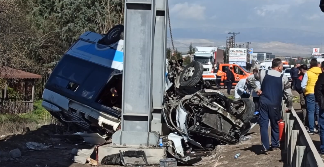 Özel halk otobüsü üst geçidin ayağına çarptı: 5 kişi öldü, 14 kişi yaralandı