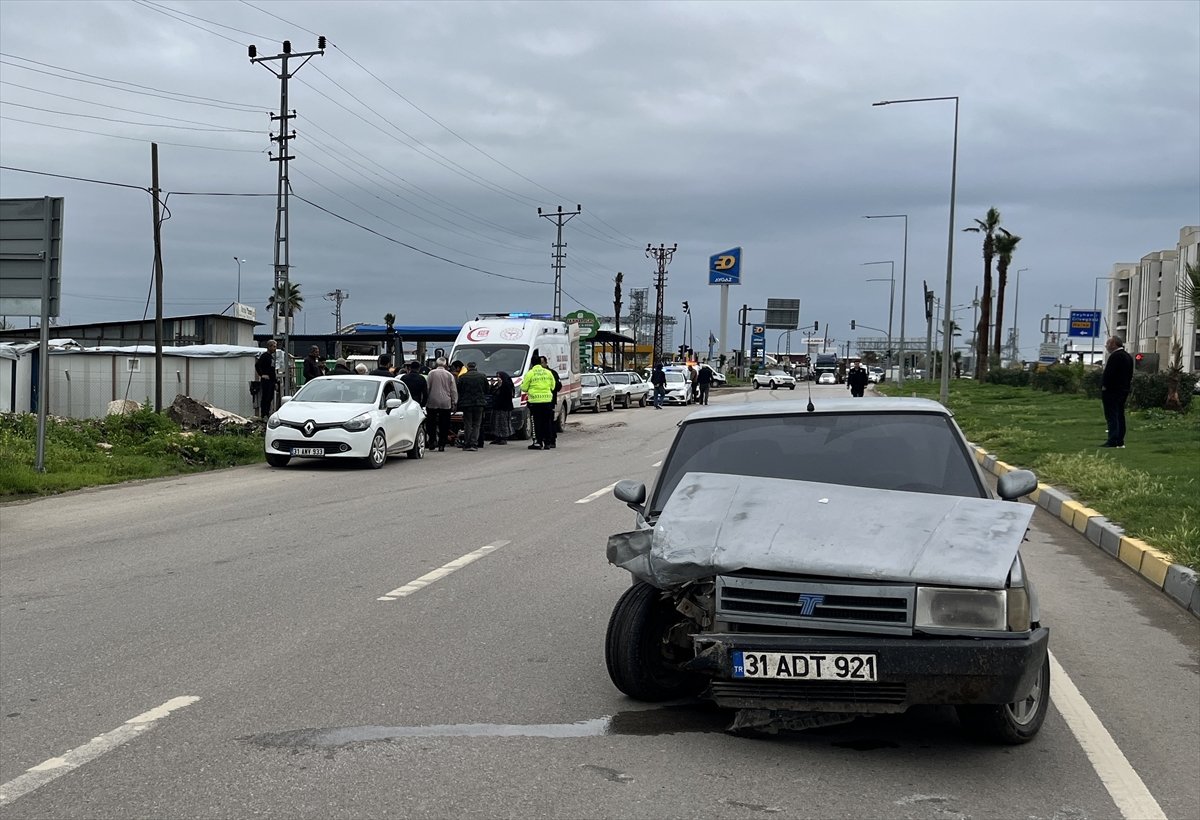 Hatay'da 2 otomobilin çarpışması sonucu 1 kişi yaralandı