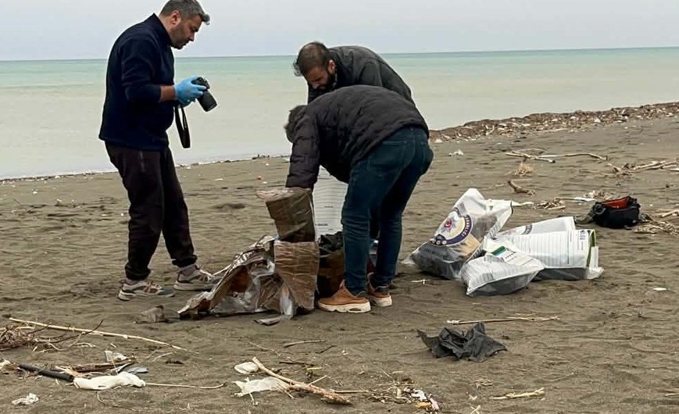 Sahilde bulunan sahipsiz çantada yaklaşık 45 kilogram esrar çıktı