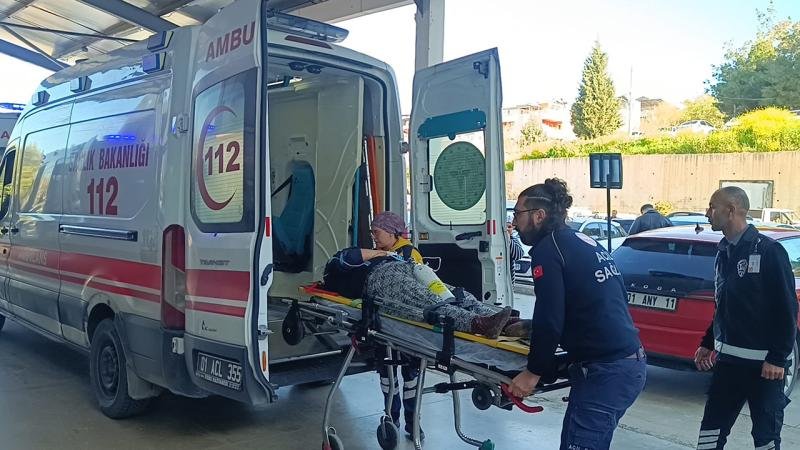 Adana'da işçileri taşıyan midibüs devrildi: 17 yaralı
