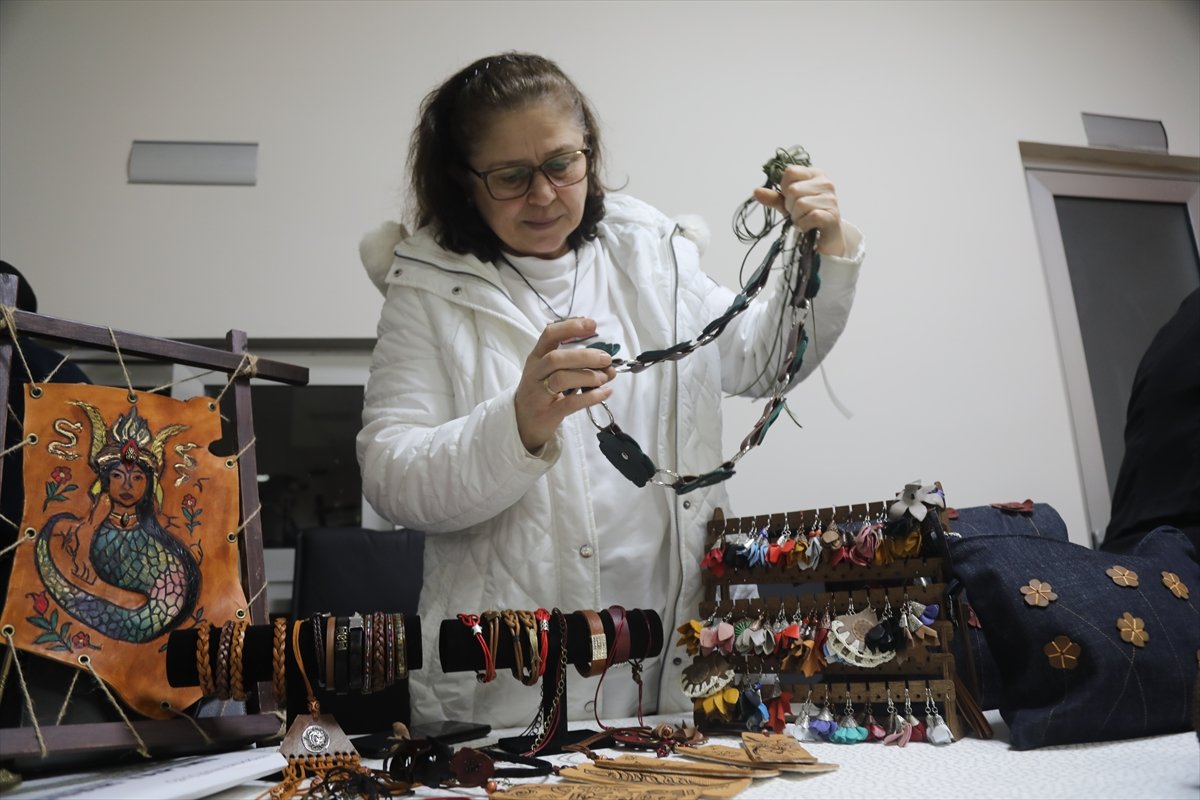Samsun'da kadınlar eski giysi ve atık ürünleri sanatsal objelere dönüştürdü