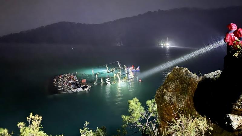 Fethiye'de batan teknedeki 1 kişi aranıyor