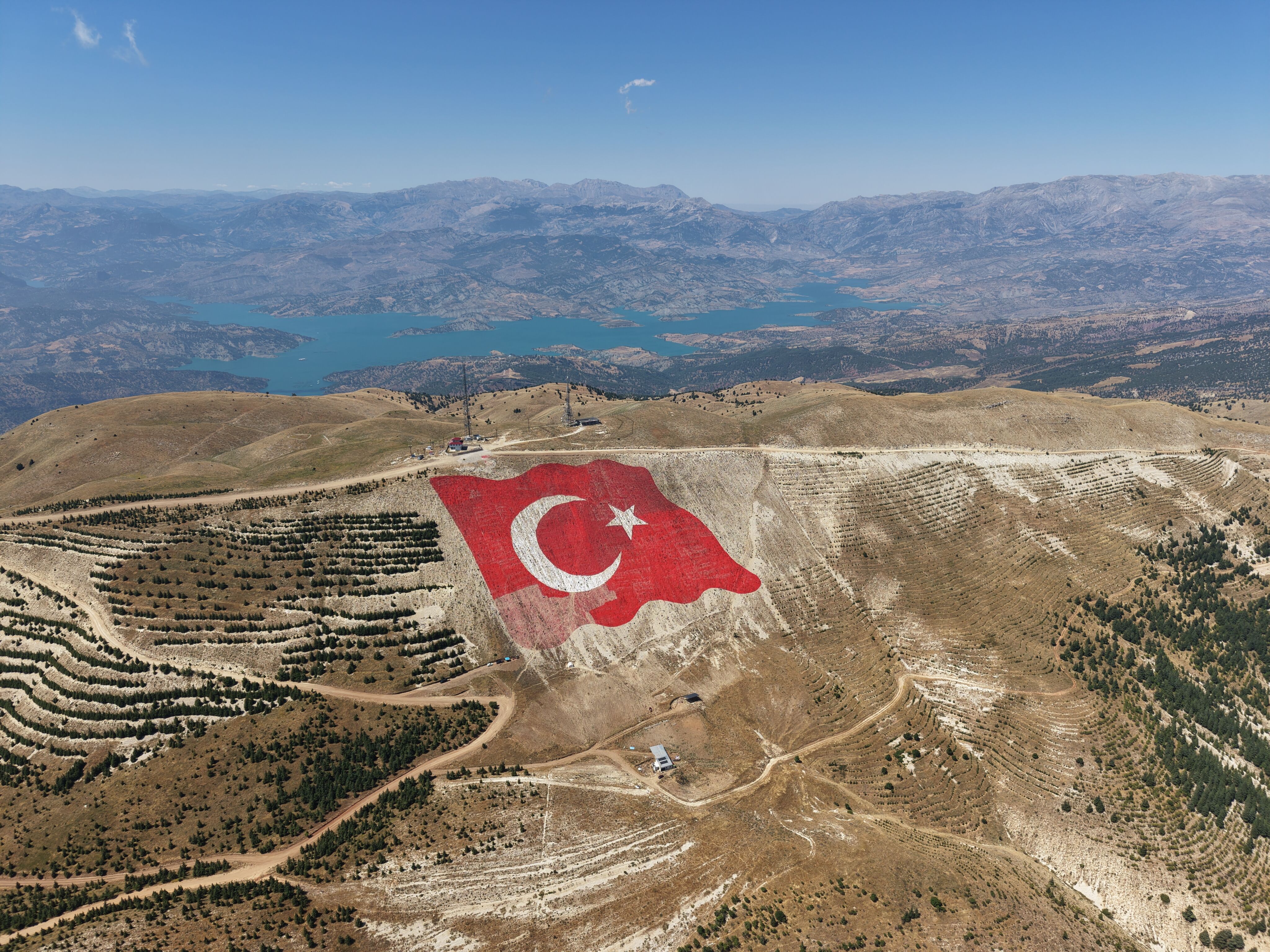 Ahır Dağı'ndaki Dev Türk Bayrağı Yeniden İlk Günkü Görkemine Kavuştu