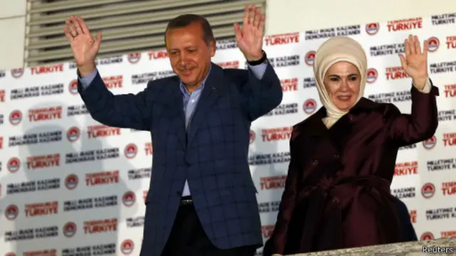 140810204510 Erdogan Emine Balcony Salute 512X288 Reuters.jpg