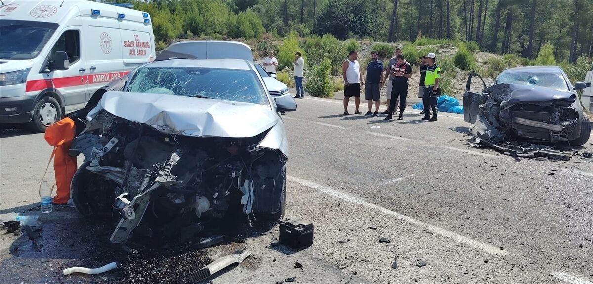 Antalya'da iki otomobilin çarpıştığı kazada 1 kişi öldü, 2 kişi yaralandı