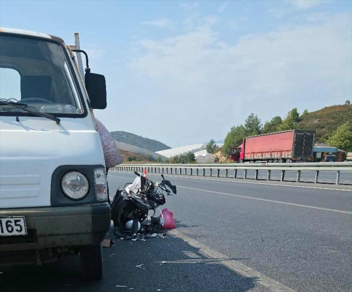 Alanya'da kamyonetle çarpışan motosikletin sürücüsü yaralandı