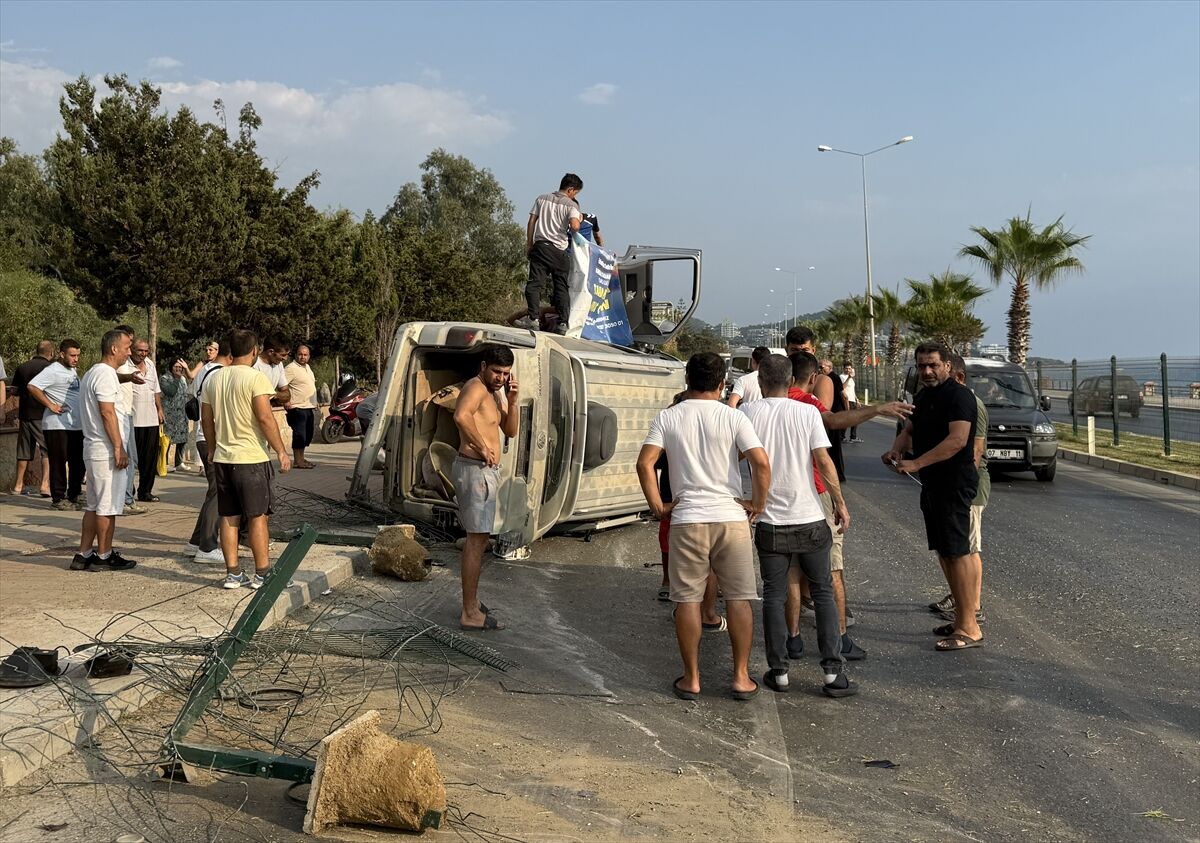 Alanya'da refüje çarpıp devrilen hafif ticari araçtaki 2 kişi yaralandı