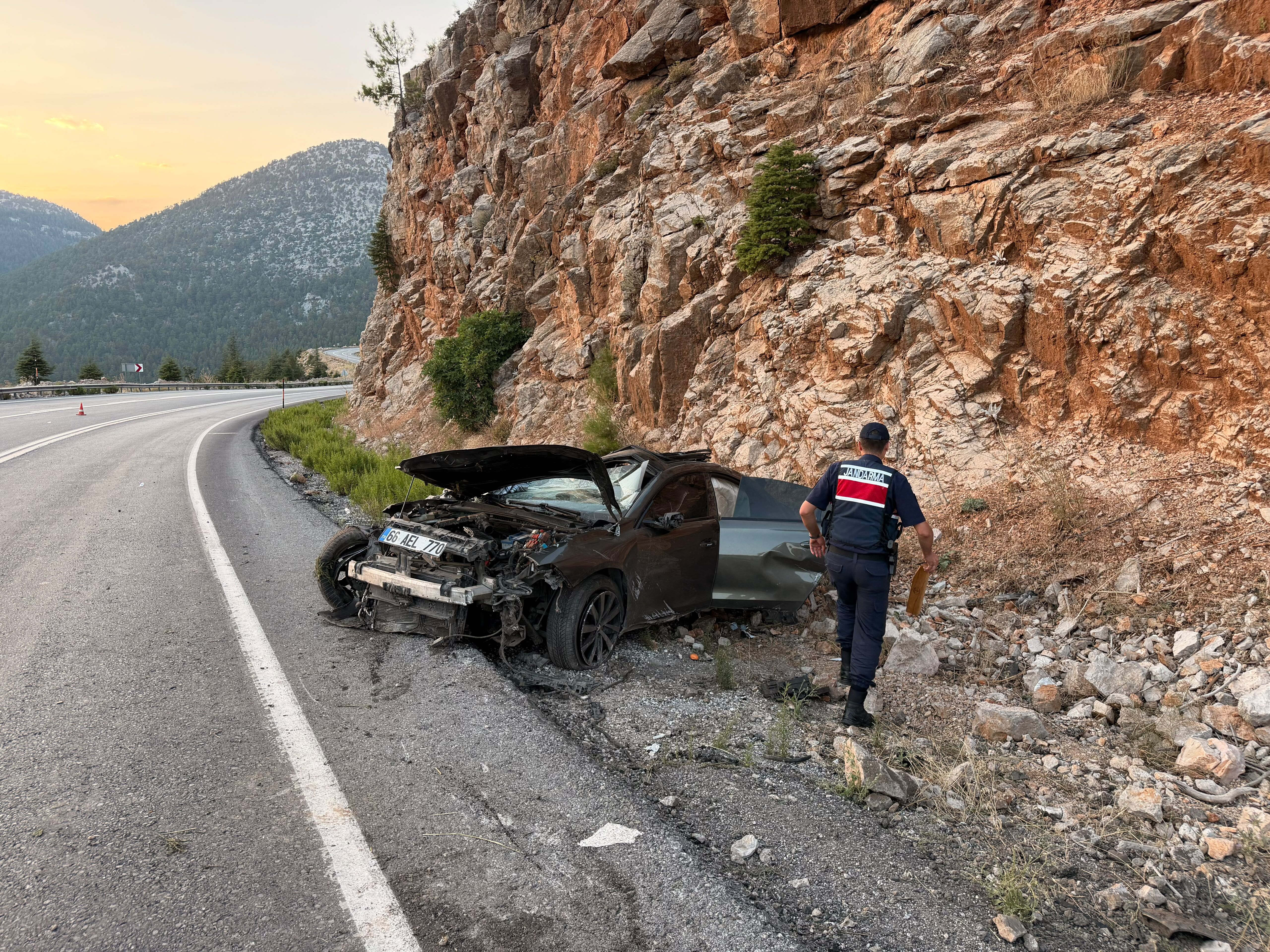 Antalya'da otomobilin kontrolden çıkması sonucu 1 kişi öldü, 2 kişi yaralandı