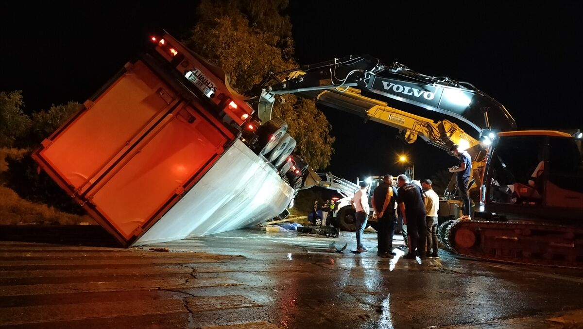 Kontrolden Çıkan Tır Yayaların Üzerine Devrildi: 2 Kişi Hayatını Kaybetti!