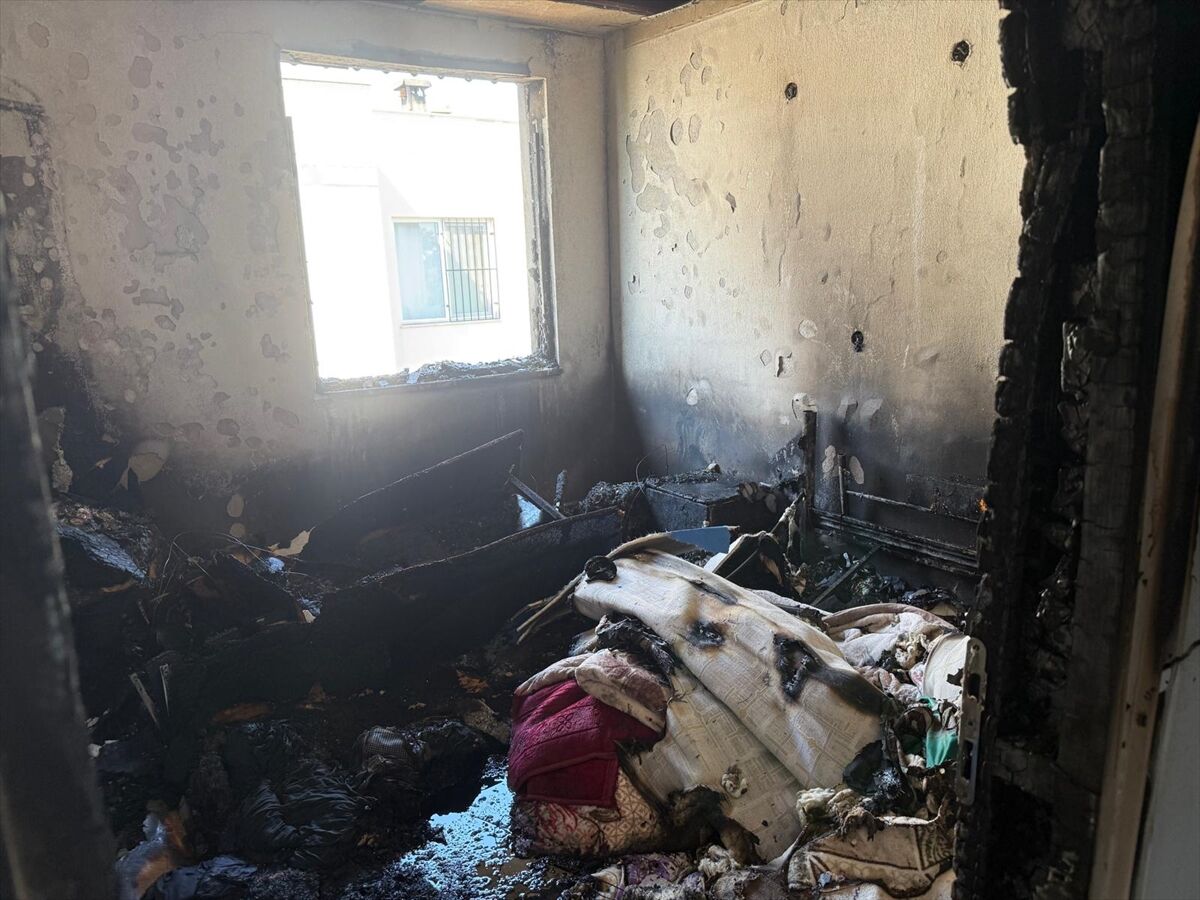 Antalya'da bir evde çıkan yangın hasara neden oldu