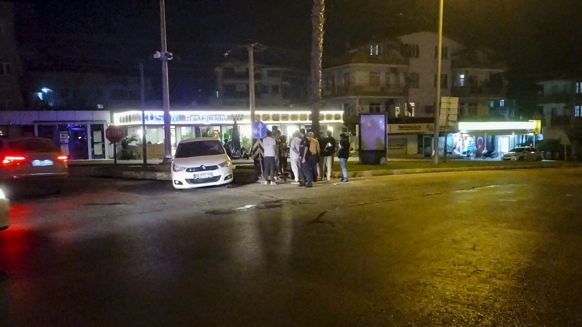 Antalya'da otobüs ile otomobil çarpıştı, 5 kişi yaralandı
