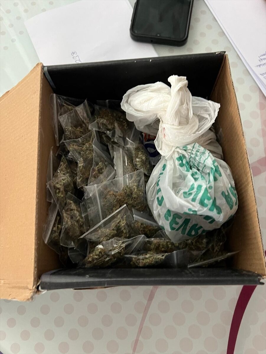 Antalya'da sosyal medyada suç örgütlerini övdükleri iddiasıyla 10 kişiye gözaltı