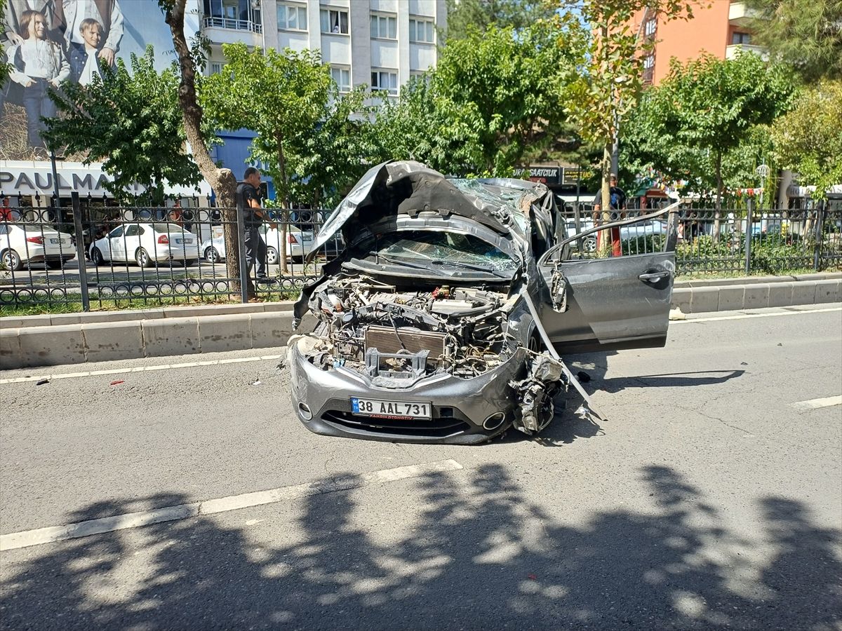 Batman'da hafif ticari araç ile SUV tipi aracın çarpıştığı kazada 1 kişi yaralandı