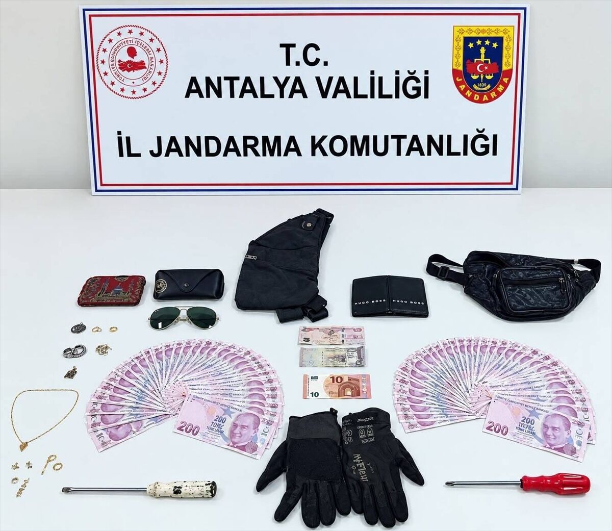 Cezaevinin otoparkındaki araçtan hırsızlık yapan 2 şüpheli tutuklandı