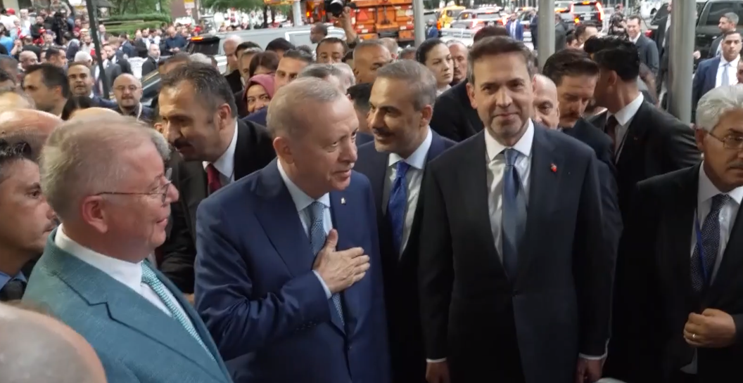 Cumhurbaşkanı Erdoğan ABD'de! Türkevi Girişinde Coşkulu Karşılama