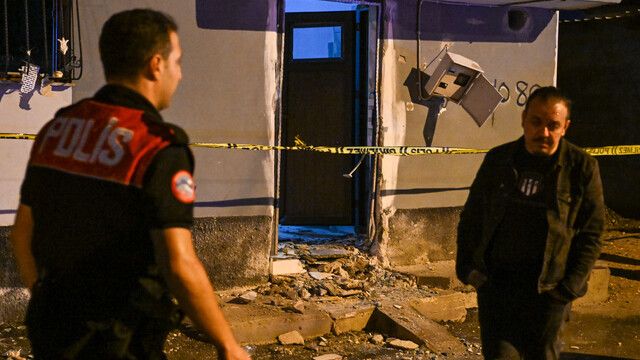 Adana'nın Yüreğir ilçesinde müstakil evin kapısına el yapımı patlayıcı atıldı.