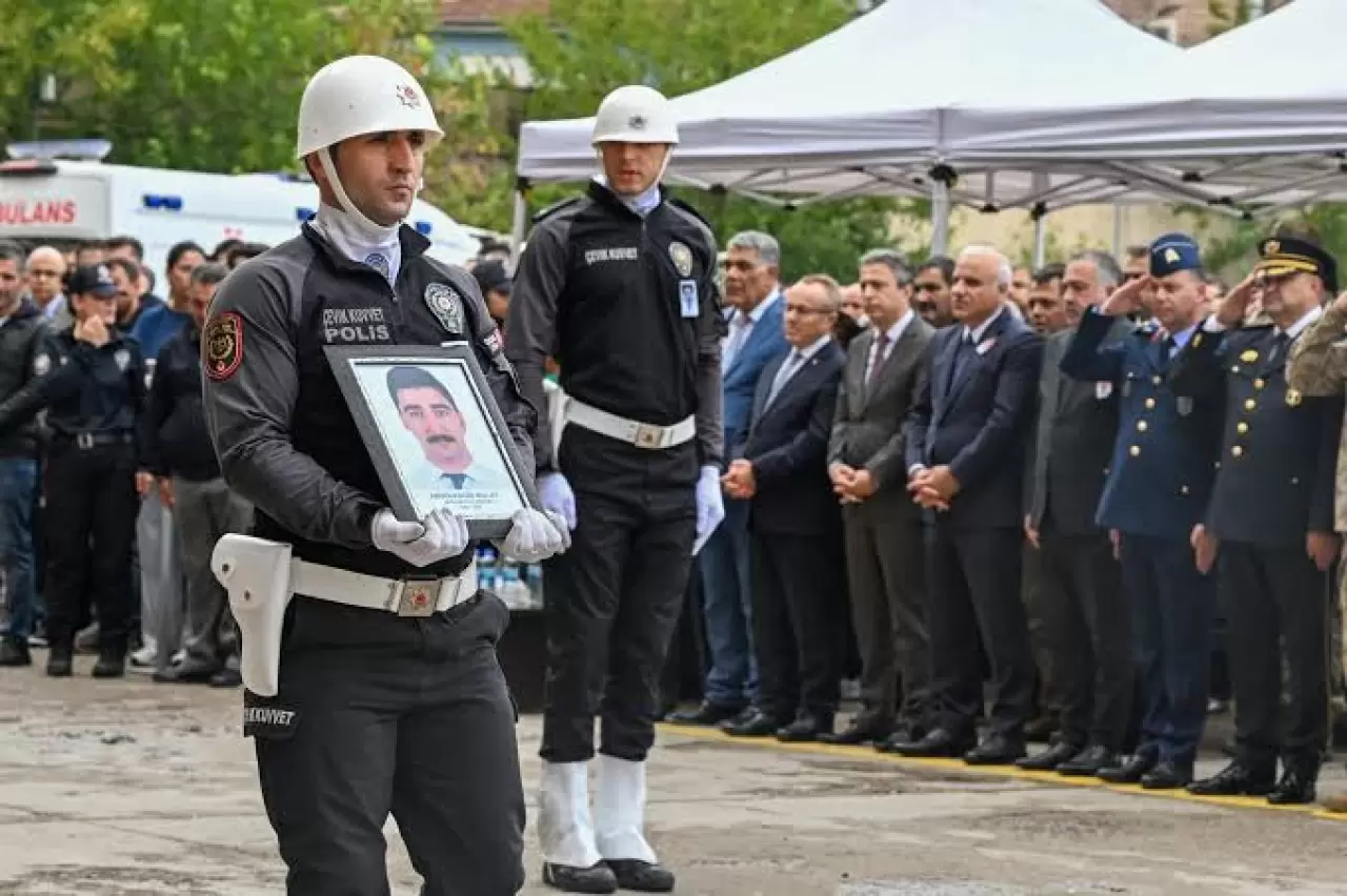 Diyarbakır'da kalp krizi sonucu yaşamını yitiren polis için tören düzenlendi