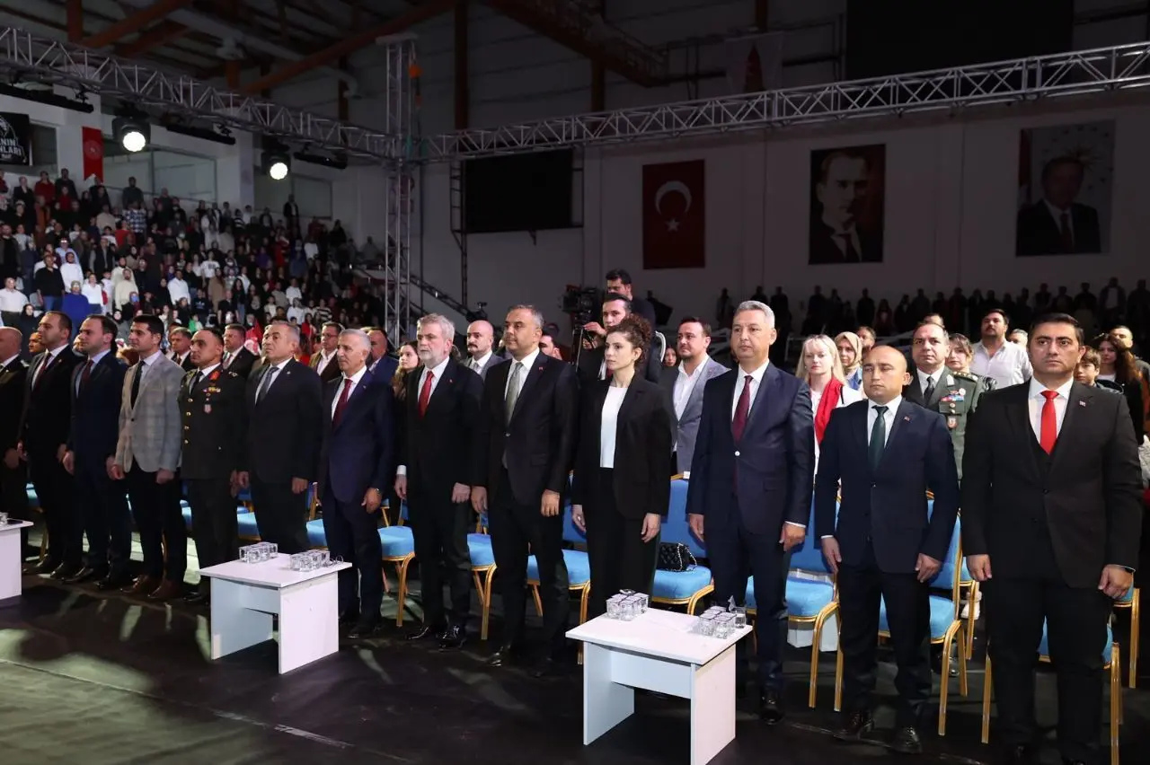 28 1184 Onikisubat Belediyesinden Cumhuriyetin 103 Yilina 1300 Sesli Dev Konser