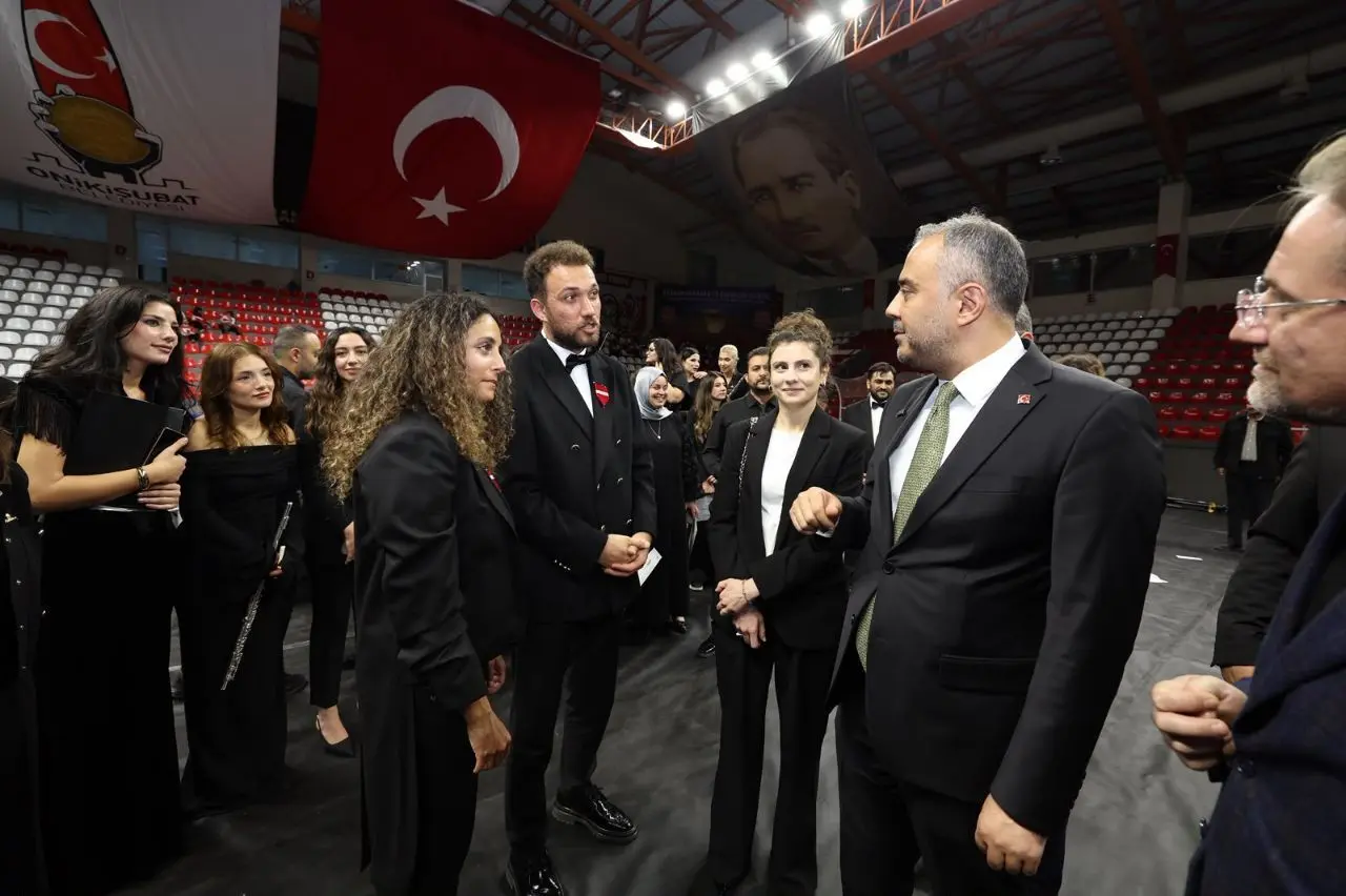 374 8066 Onikisubat Belediyesinden Cumhuriyetin 103 Yilina 1300 Sesli Dev Konser