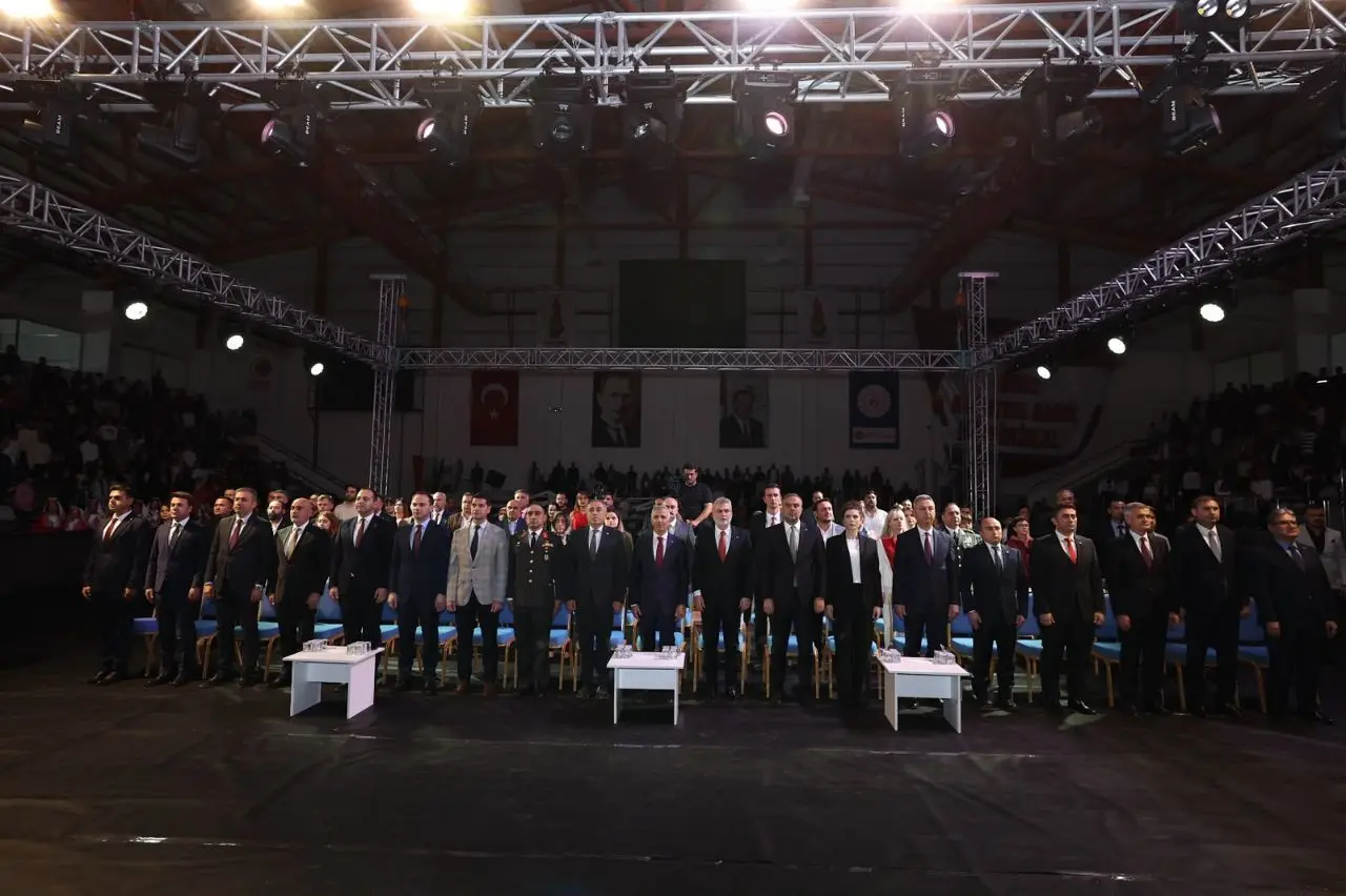 467 7810 Onikisubat Belediyesinden Cumhuriyetin 103 Yilina 1300 Sesli Dev Konser