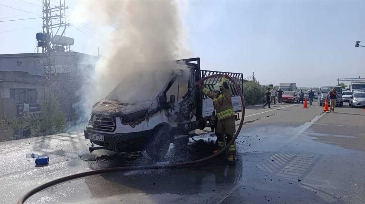 Hatay'da seyir halindeki araçta çıkan yangın söndürüldü
