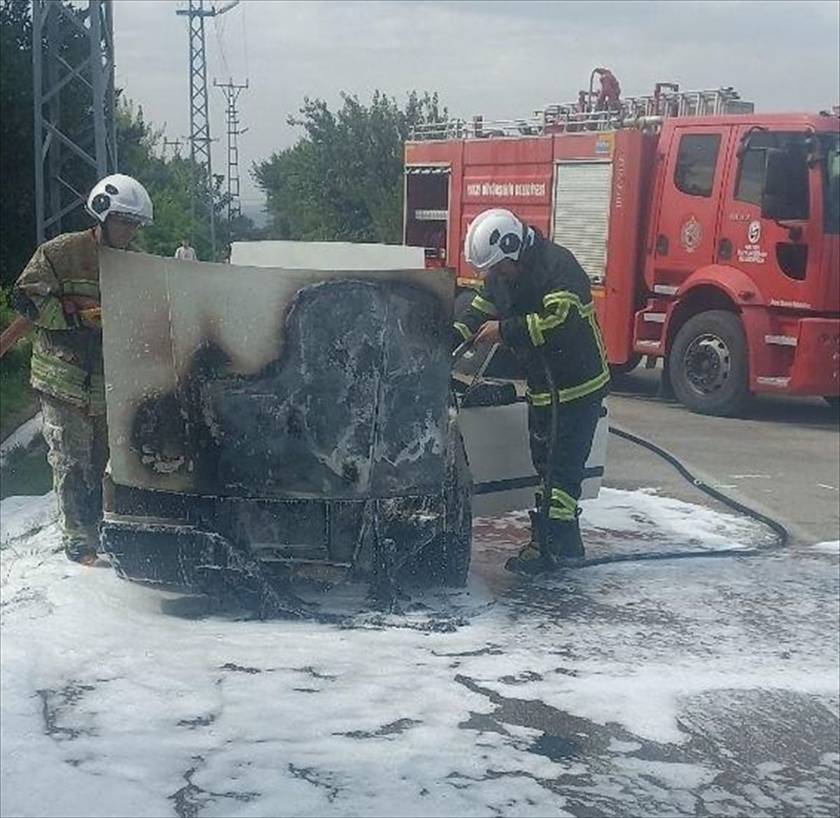 Hatay'da seyir halindeki otomobilde çıkan yangın söndürüldü