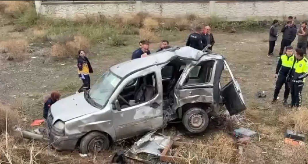 Sivas Suşehri'nde Feci Kaza: Devrilen Araçta 3’ü Ağır 5 Kişi Yaralandı