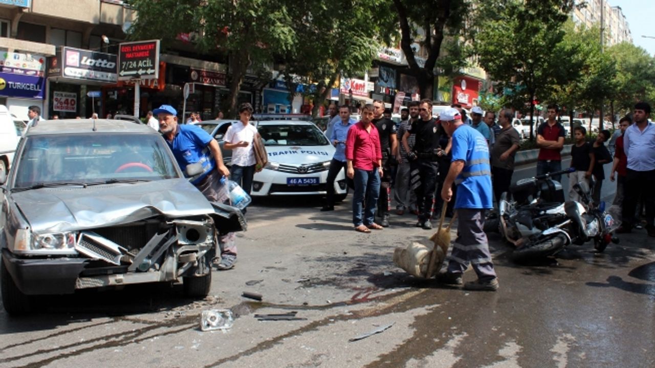 Motorsikletli trafik polisi kazada yaralandı