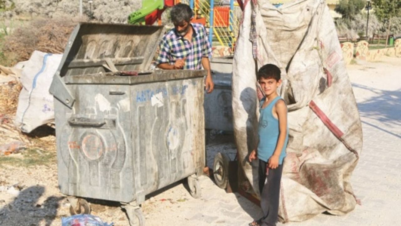 Protez göz için çöp topluyorlar