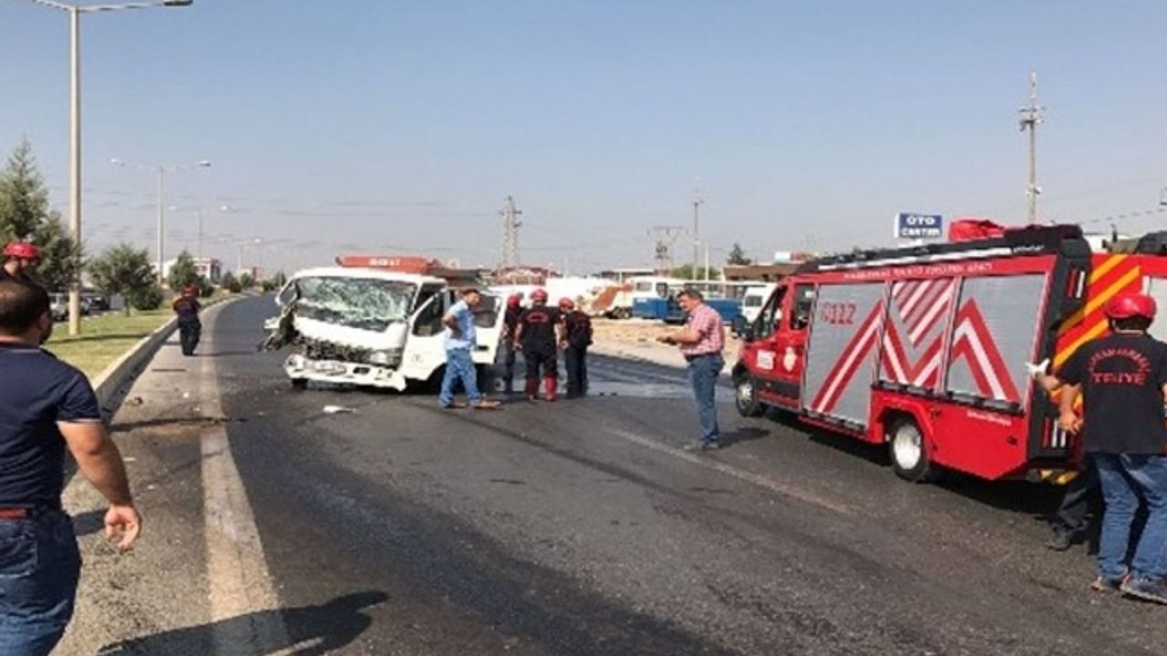 Yakıt tankeri ile tır çarpıştı: 2 yaralı
