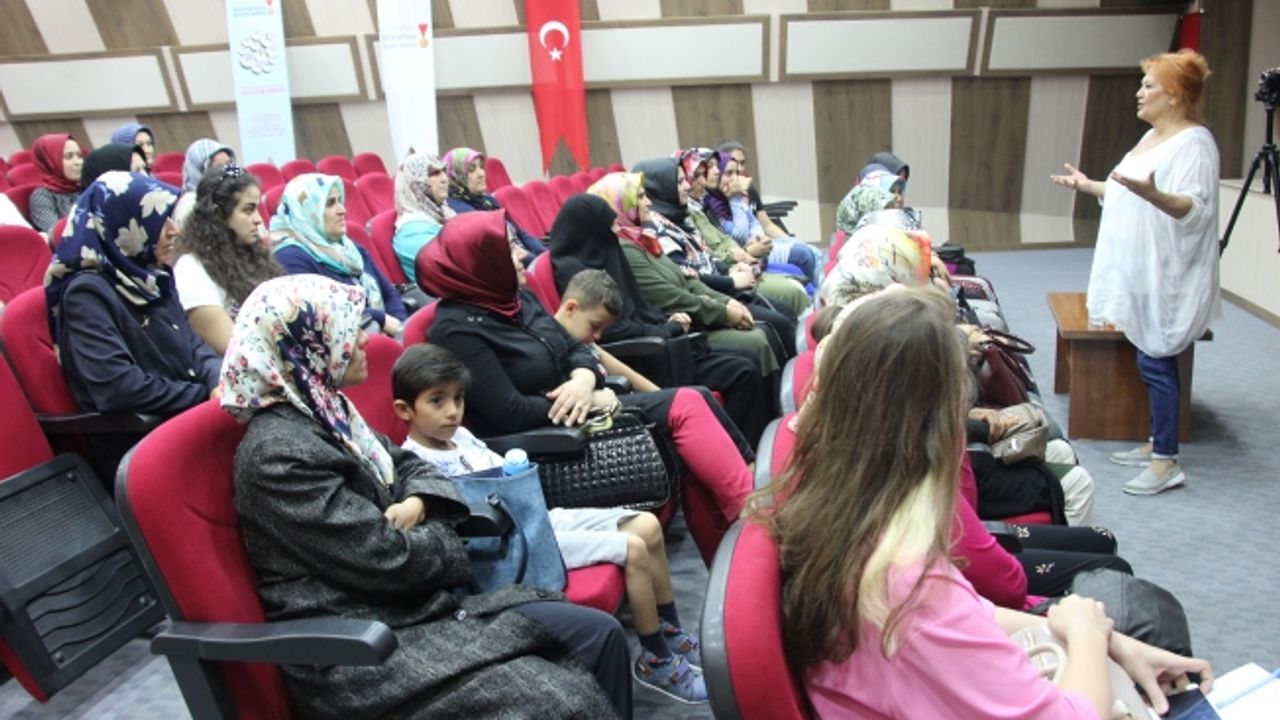 Büyükşehir’den servis şoförü eşlerine eğitim
