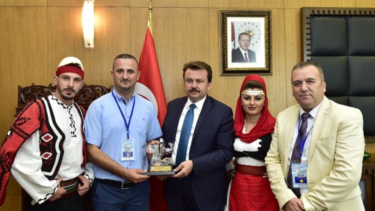 Halk dansları topluluklarından Başkan Erkoç’a ziyaret