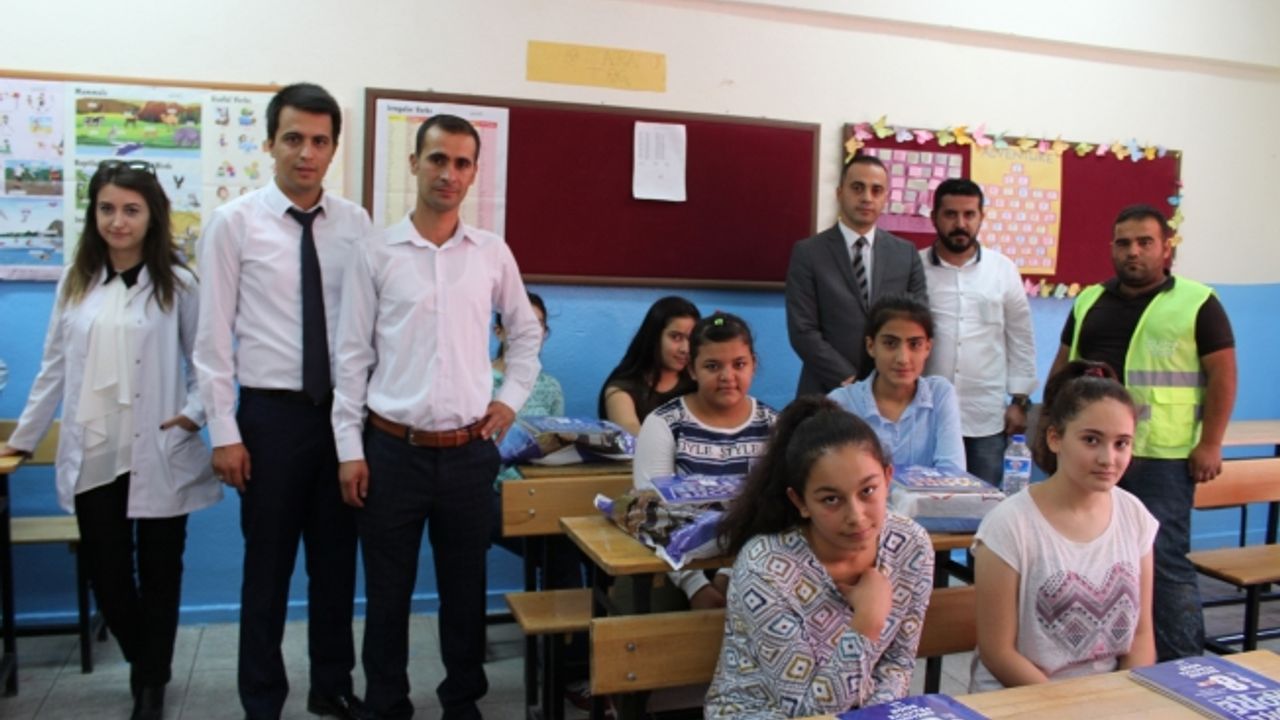 KASKİ’nin taşeron firmasından Ekinözülü öğrencilere kitap yardımı