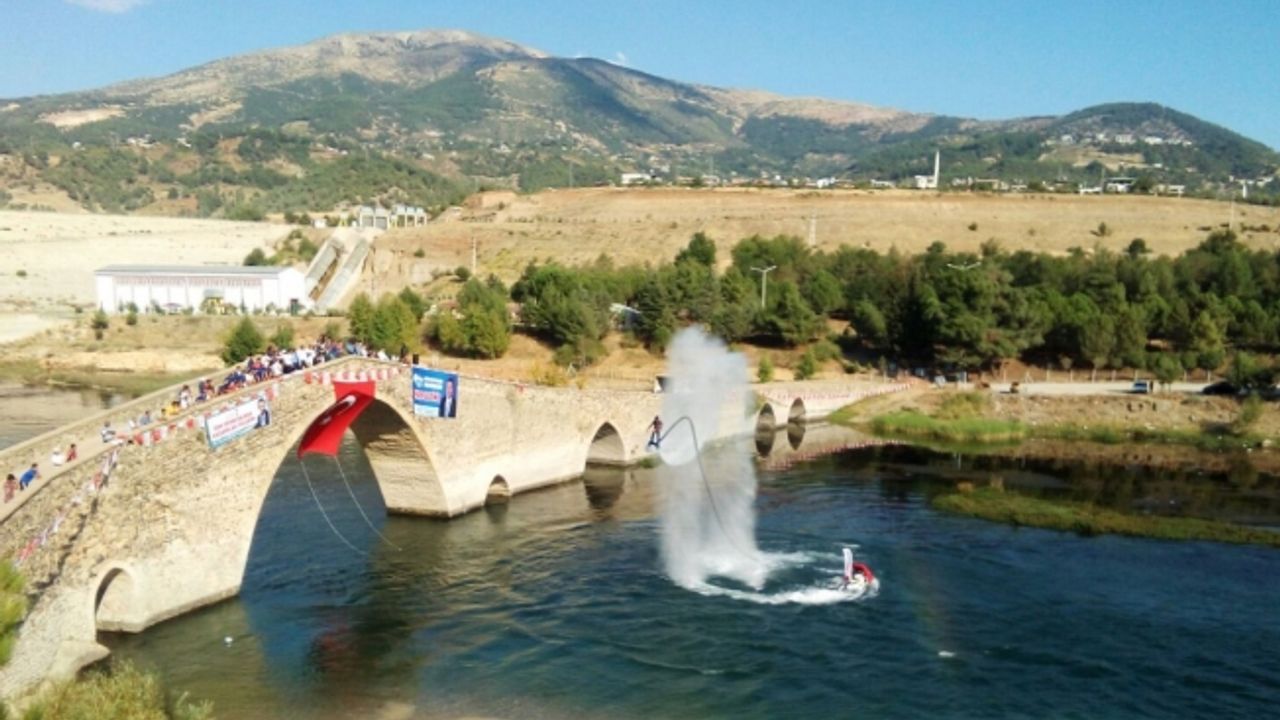 Su Jeti ve Flyboard Şampiyonası’nın tanıtım toplantısı Tarihi Taş Köprü’de yapıldı