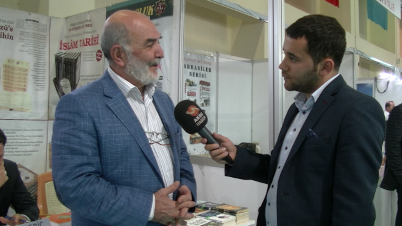Gazeteci Yazar Ahmet Taşgetiren Kitap Fuarında Kitaplarını İmzaladı