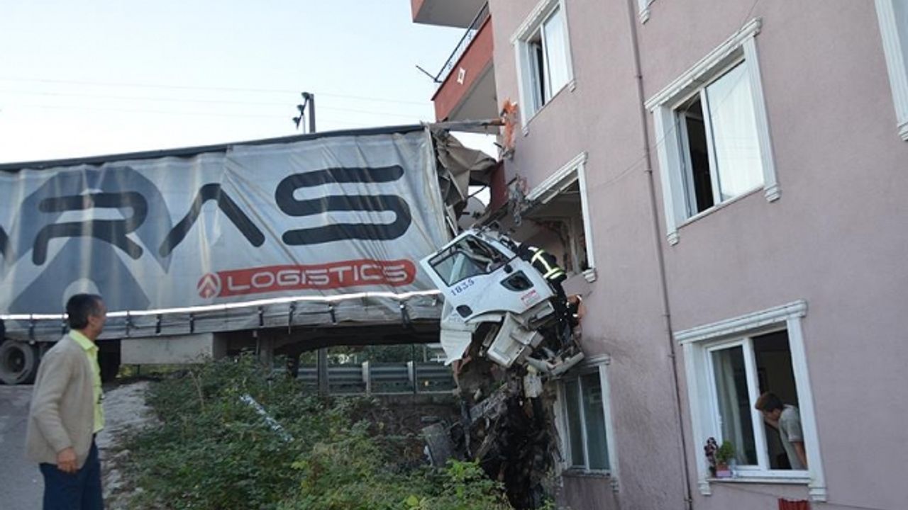 Tır apartman dairesine girdi: 1 ölü