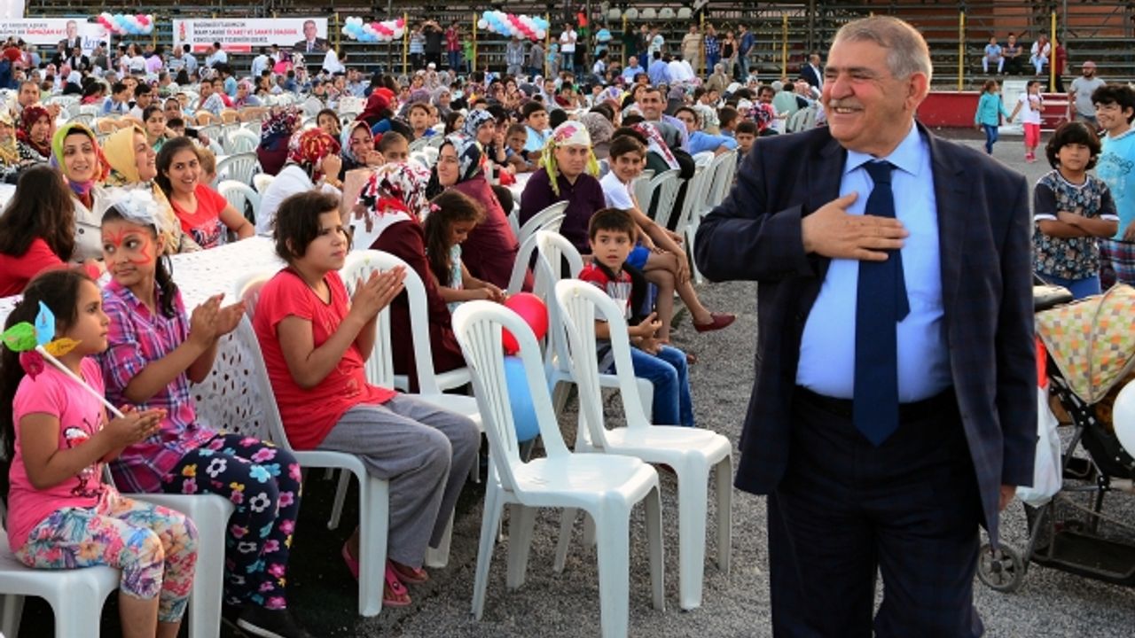 Başkan Hanefi Mahçiçek; “Mutlu ve müreffeh bir gelecek temennisiyle İnsan Hakları Günümüz Kutlu Olsun”