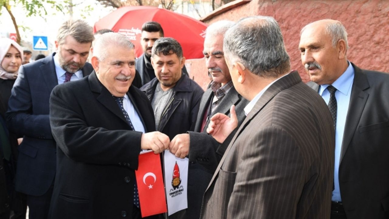 Başkan Hanefi Mahçiçek, Yeni Yıl Öncesi Esnafları Ziyaret Etti