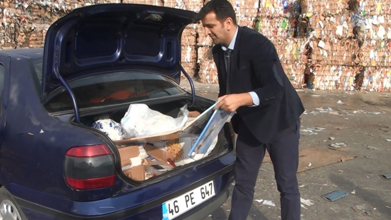Takım Elbisesiyle Atık Kâğıt Topluyor
